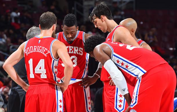Los Sixers reunidos ante el planteamiento de una jugada. Foto: NBA.com