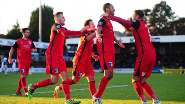 Los jugadores del Barrow celebran el tanto ante el Bristol Rovers