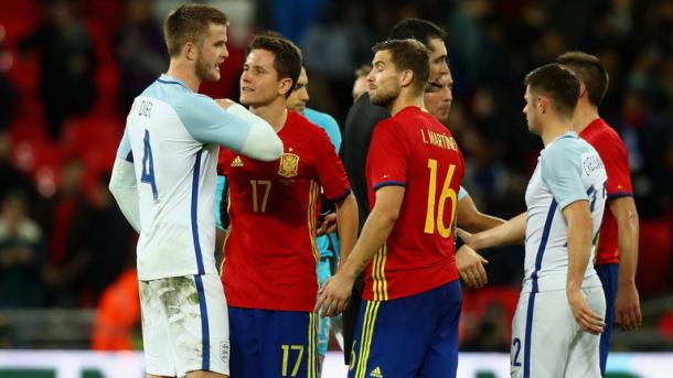 Dier reclama a los jugadores españoles el codazo de Herrera. Foto: The FA