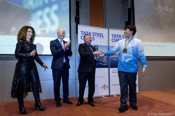 El ex campeón del mundo Karpov entrega el trofeo de campeón a So | Tata Steel 2017