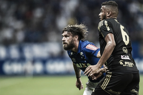 Um dos destaques do jogo, Sóbis comemorou o objetivo alcançado (Foto: Yuri Edmundo / Light Press / Cruzeiro)