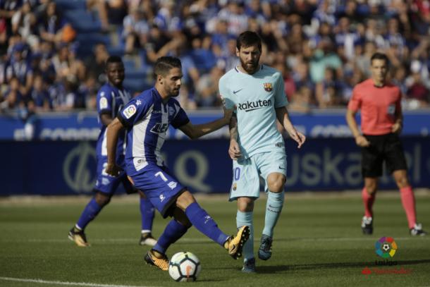 Rubén Sobrino junto a Messi. / Foto: La Liga