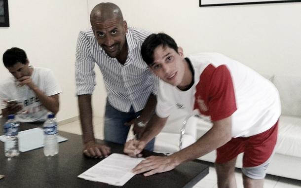 Augusto Solari firma su contrato. Foto: Estudiantes de La Plata Sitio Oficial.