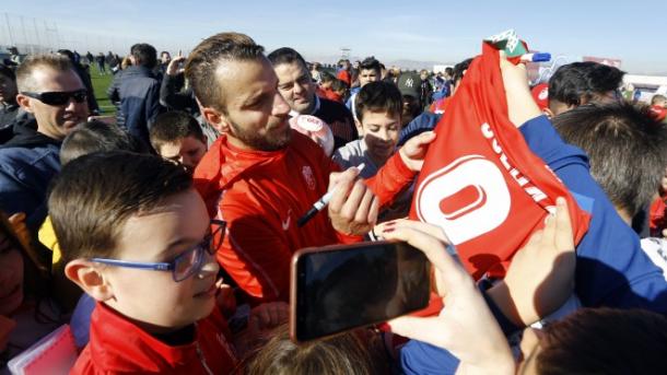 Soldado firma una camiseta a un aficionado| Foto: Pepe Villoslada / Granada CF