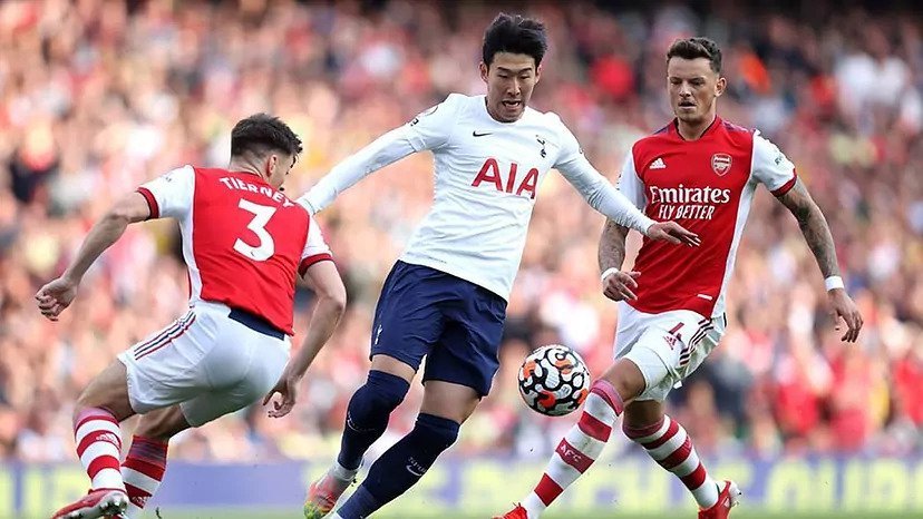 Son encarando a dos jugadores del Arsenal en el partido de la temporada pasada en el Tottenham Hotspur Stadium. Fuente: GettyImages