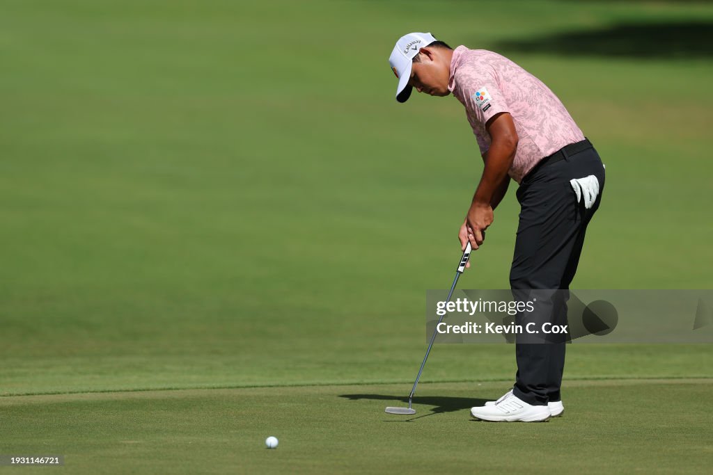 Si Woo Kim of <strong><a  data-cke-saved-href='https://www.vavel.com/en-us/more-sports/2024/01/06/golf-en/1167785-pga-tour-the-sentry-championship-day-two-review.html' href='https://www.vavel.com/en-us/more-sports/2024/01/06/golf-en/1167785-pga-tour-the-sentry-championship-day-two-review.html'>South Korea</a></strong> putts on the eighth green during the third round of the Sony Open in Hawaii at Waialae Country Club on January 13, 2024 in Honolulu, Hawaii. (Photo by Kevin C. Cox/Getty Images)