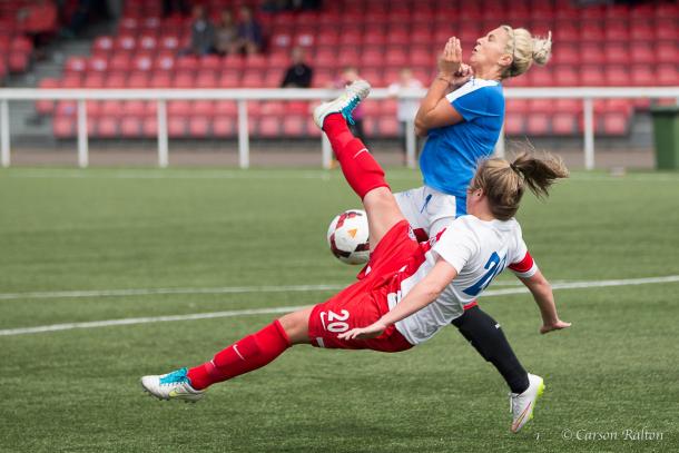 Spartans' Michelle Russell and Rangers' Rhonda Jones battle. Photo: @SpartansFCWoen