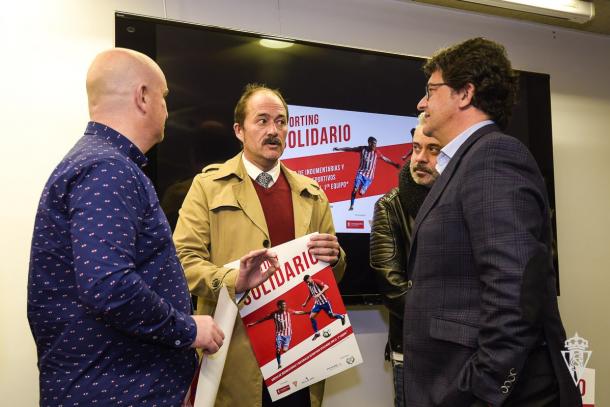 Víctor Sánchez, Fernando Losada y el actor asturiano Alberto Rodríguez en la presentación de `Sporting Solidario´ // Imagen: Sporting de Gijón