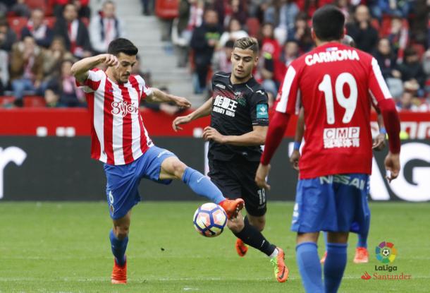 Sergio Álvarez intenta controlar un balón en el último Sporting-Granada | Imagen: LaLiga