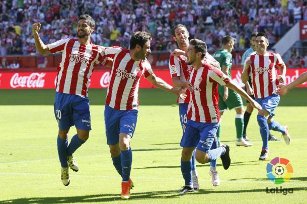 Los jugadores del Sporting celebrando un tanto ante el Lega | Foto: La Liga