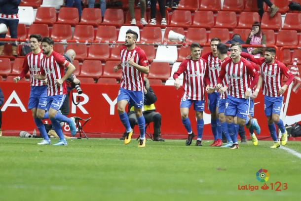 Los jugadores del Sporting vuelven a sus puestos tras celebrar un tanto | Imagen: LaLiga