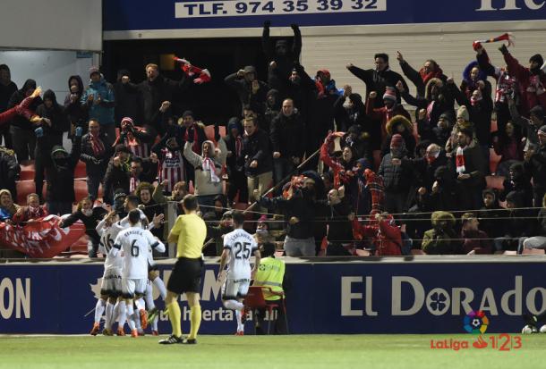 Los jugadores del Sporting celebran un gol con su afición en El Alcoraz | Imagen: LaLiga