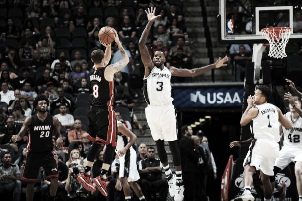  Tyler Johnson, protagonista del encuentro, lanzando a canasta delante de Dewayne Dedmon | Foto: nba.com