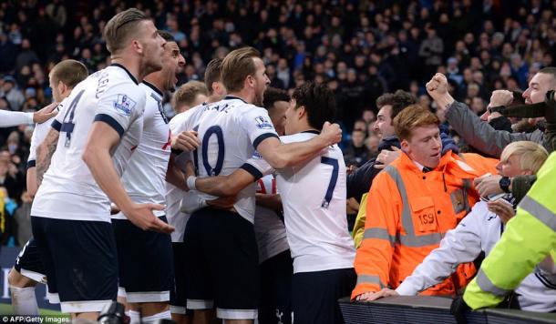 Spurs celebrate with the travelling fans (photo: Getty)