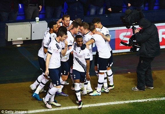 Spurs players celebrate the goal (photo: Getty Images)