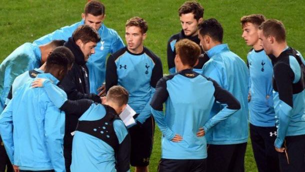 Pochettino instructs his Spurs players at an open training session on Monday (photo: THFC.com)