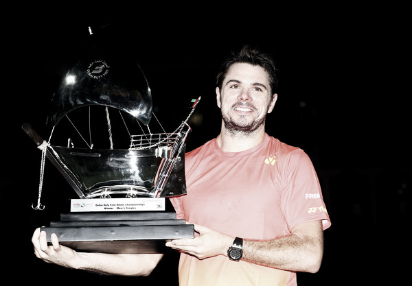 Wawrinka posa sonriente con su trofeo de campeón en Dubai. Foto: zimbio.com