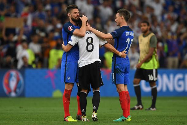 Giroud and Koscielny comfort Arsenal teammate, Mesut Ozil. | Source: standard