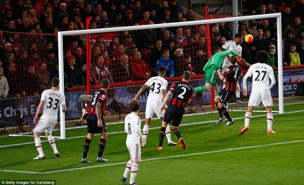 Stanislas marcó un gol olímpico en la victoria ante el Manchester United la pasada temporada | Foto: Daily Mail