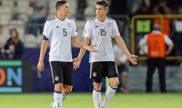 Stark y Kempf hablando durante un partido en el Europeo | Foto: DFB