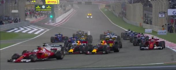La prima curva: Vettel è già davanti a Hamilton