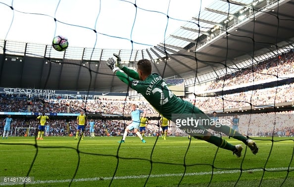 MANCHESTER, ENGLAND - OCTOBER 15: Maarten Stekelenburg of Everton saves Kevin De Bruyne of Manchester City penalty during the Premier League match between Manchester City and Everton at Etihad Stadium on October 15, 2016 in Manchester, England. (Photo by Alex Livesey/Getty Images)