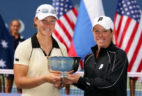 Stosur and Raymond with the US Open doubles trophy in 2005 (Photo by Al Bello / Source : Getty Images)