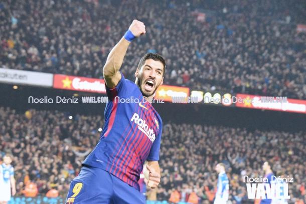Suárez celebrando uno de los goles en el FC Barcelona 2-0 RCD Espanyol en el Camp Nou / Foto: Noelia Déniz (VAVEL.com)