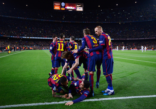 Tutto il Barcellona ad abbracciare Suarez in gol nel clasico dello scorso anno. Fonte: AFP