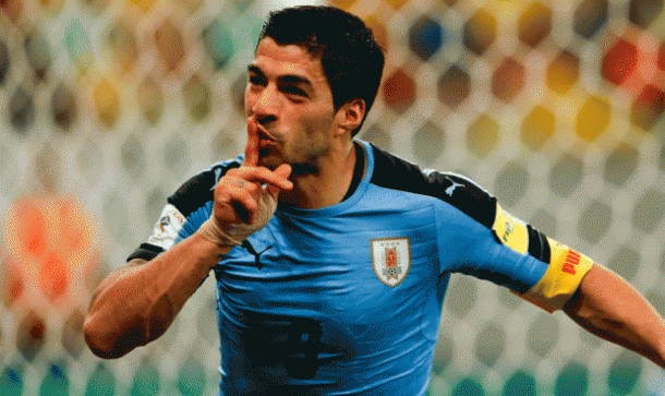 Luis Suárez celebra un gol mandando silencio