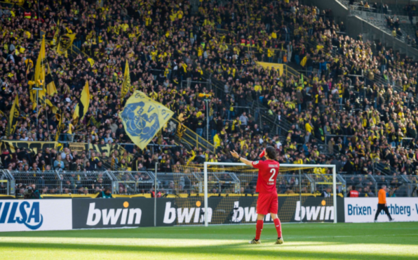 Subotic saludando a la afición del Borussia Dortmund | Foto: Borussia Dortmund