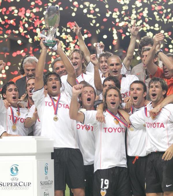 El Valencia celebra la Supercopa de Europa de 2004 | Fuente: valenciacf.com