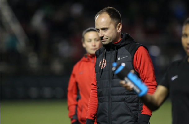 Mark Parsons surveys his team during the 2018 preseason. | Photo: @ThornsFC