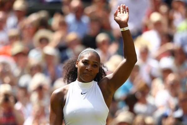 Williams waves to the crowd following her victory over Elena Vesnina (Photo by Julian Finney / Source : Getty Images)