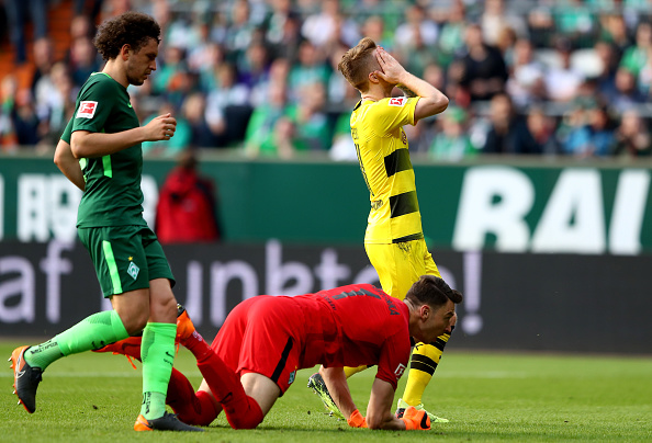 Pavlenka manda para fora uma boa oportunidade dos aurinegros (Martin Rose/Bongarts/Getty Images)