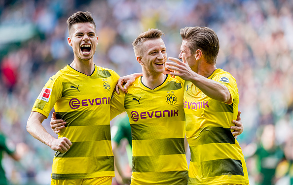 Weigl e Philipp comemoram com Marco Reus o primeiro gol da partida (Alexandre Simoes/Borussia Dortmund/Getty Images)