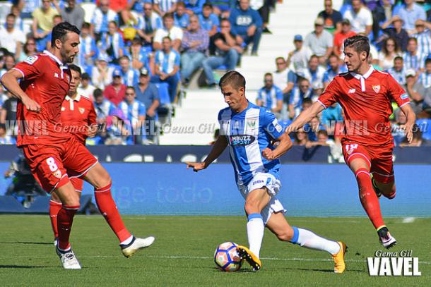 Szymanowsi en una acción ante Iborra del Sevilla FC | Foto: Gema Gil (Vavel)