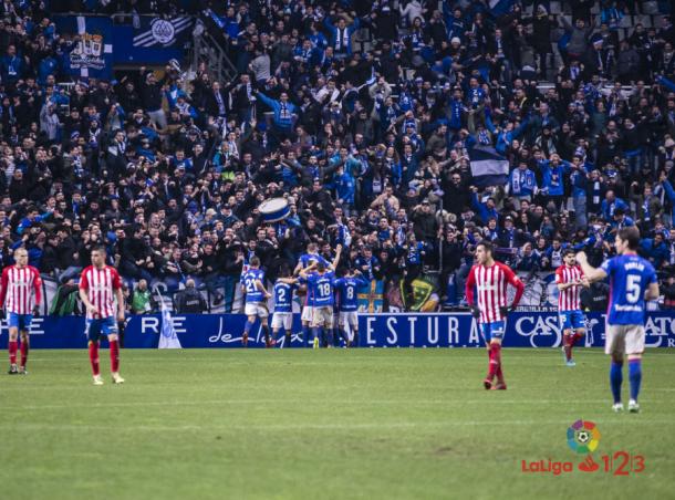 Los jugadores del Oviedo celebran un gol con su afición en el derbi de la temporada pasada en el Tartiere | Imagen: LaLiga