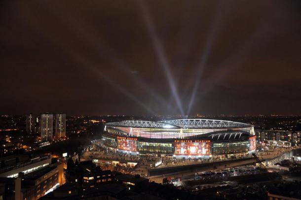 The Emirates lights up the London night sky | Photo: dutchuncle.co,uk