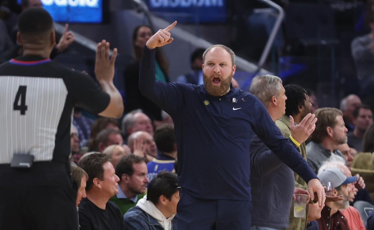 Taylor Jenkins, entrenador de los Grizzlies, pidiendo un 'challenge' | Foto: Getty Images