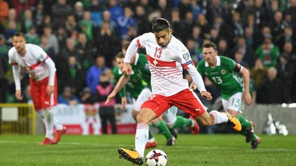 Ricardo Rodriguez marca de penalti vs Irlanda del Norte. Fuente: Fifa.com