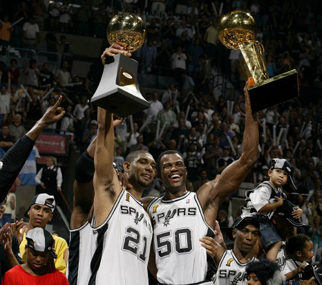 Duncan y Robinson al ganar el primer anillo en 1999. | Foto: spurs.com