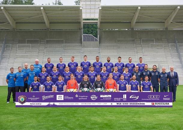 The traditional team photo in front of the new West Stand | Photo: FC Erzgebirge Aue