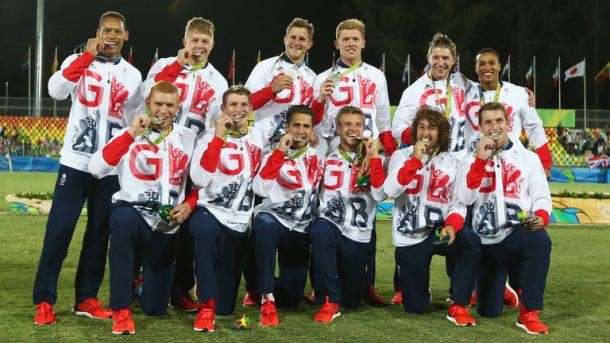 The British rugby sevens team celebrate with their silver medals. | Photo: Getty Images