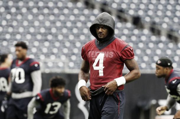 DeShaun Watson en el día de prácticas previa a la Week 9, cuando se volvió a lastimar la rodilla | Foto: Houston Texans