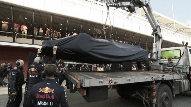 Monoplaza de Ricciardo en la grúa | Foto: F1
