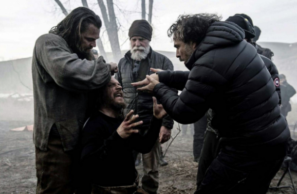 Alejandro G. Iñárritu dirigiendo a Tom Hardy y Leonardo DiCaprio en 'The Revenant' | Foto: variety.com