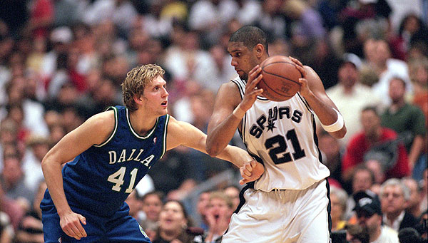 Unos jóvenes Nowitzki y Duncan llamaban a las puertas de la NBA. (Fuente: thegonzoinsashow).