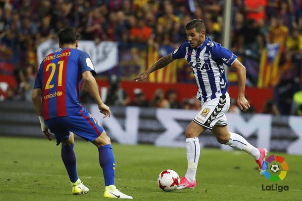 Theo ataca a André Gomes en la final. / Foto: La Liga