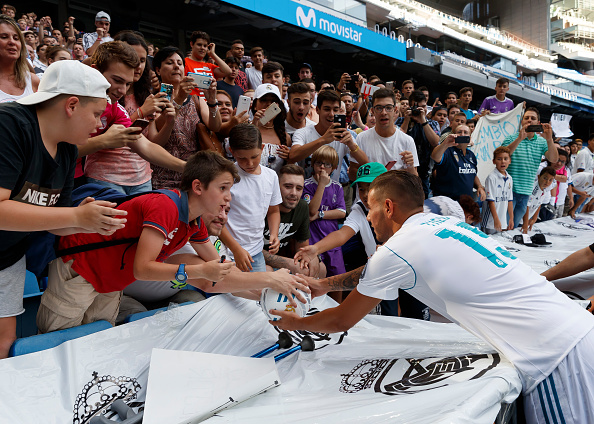 Ele também aproveitou para saudar a torcida que foi à sua apresentação | Foto: Angel Martínez/Real Madrid CF
